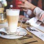 肘が腫れて痛みが？熱を持っている時はどうする？