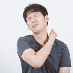 肩の付け根が痛い時の原因と対処法！しこりがある場合は？